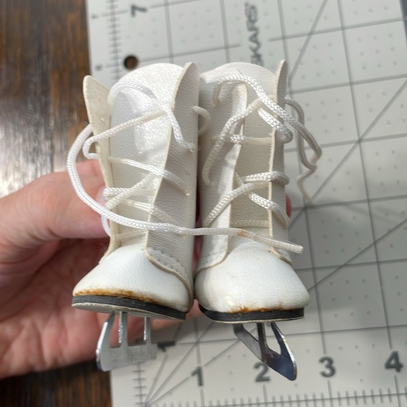 Vintage doll shoes and skates, white vinyl ice skates / black vinyl shoes - Picture 4 of 13